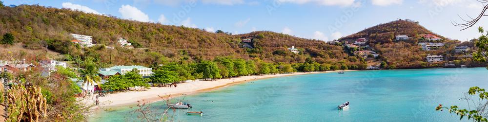 Grenada mit Ansicht auf die Morne Rouge Bay- ein Strand in der Karibik, Panorama. - obrazy, fototapety, plakaty 