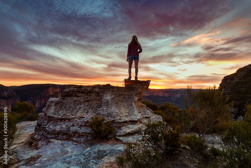Podium lookout to views of sandstone cliffs of Blue Mountains - obrazy, fototapety, plakaty 