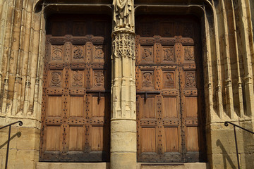 portail de l'église de Saint-Côme-d'Olt, église avec clocher torsadé sur le chemin de Saint-Jacques de Compostelle, Aveyron, Lot, France