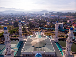 Canvas Print - Bird eyes view of beautiful Kota Kinabalu mosque, famous landmark in Kota Kinabalu with clear blue sky during sunny day at Kota Kinabalu, Sabah, Borneo