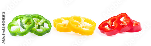 Fotomural sliced green yellow red bell pepper isolated on white background