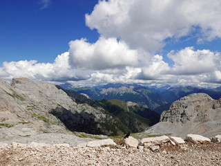 le belle cime dolomitiche italiane, tra rocce e verdi vallate