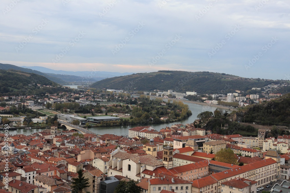La ville de Vienne - Vue générale de la ville et de ses toîts depuis le Belvédère de Pipet - Département de l'isère - France