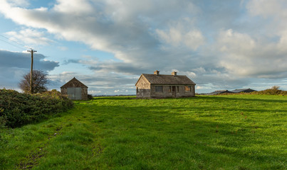 Canvas Print - typical ireland cottage in village