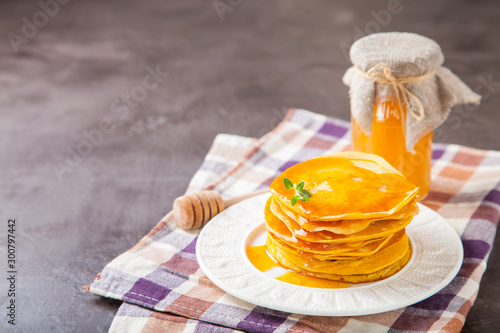 Cuadros en Lienzo pumpkin pancakes with syrup in a plate on a table, selective focus, copy space