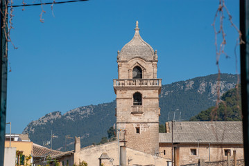 Kirchturm von Bunyola auf spanischer Insel Mallorca