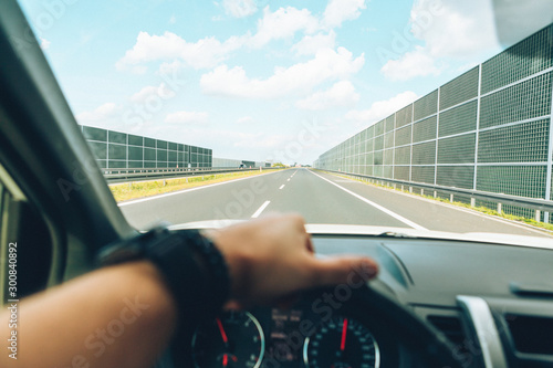 Fotografía car travel concept man hand on steering wheel speedway