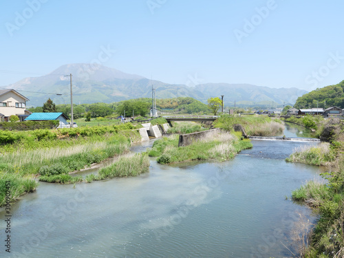 Fotografía Japan's Shiga River and Mt. Ibuki