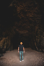 Hombre Con Sombrero Adentrandose En Una Oscura Cueva Terrorífica