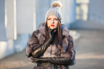  Woman in fur coat, black leather gloves, gray hat