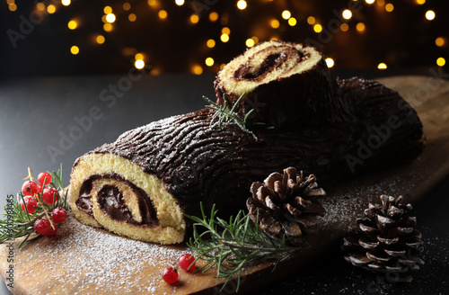 Fotografía Tronchetto di Natale al cioccolato, Buche de Noel sul tagliere di legno