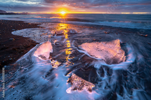 Cuadros en Lienzo little Icebergs at sunrise in Jokulsarlon glacial lagoon