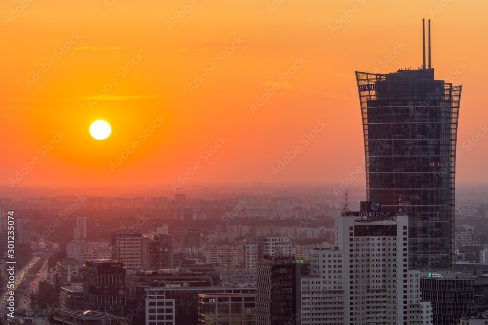 Nowoczesne wieżowce w Warszawie podczas zachodu słońca, Polska - obrazy, fototapety, plakaty 