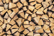 Brennholz als Alternative für Ressource und Kraftstoff. Holz Stapel gehackt. Hintergrund
