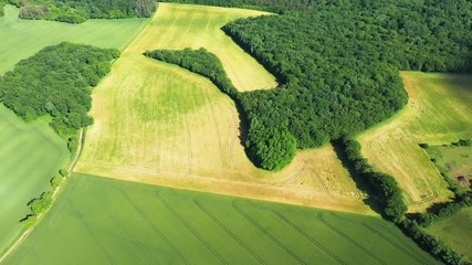 Wall Mural - La campagne française, des forêts, des champs et des routes