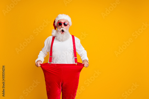 Fotomural Portrait of crazy funky white bearded grandfather in santa claus hat hold big si