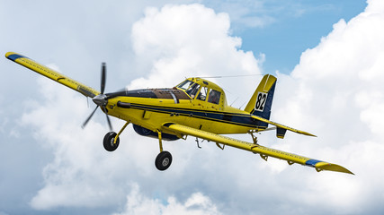 avioneta cisterna de los bomberos realizando tareas de vigilancia