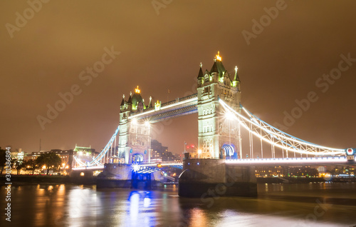 ロンドン 霧雨に霞むタワー ブリッジ 夜景 Stock Photo Adobe Stock