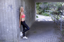 Junge Blonde Sportliche Frau Macht Sport Draussen Joggen Fitness Und Yoga, Unterführung Mit Model Lisa Menig, Urban Lifestyle Und Fitness