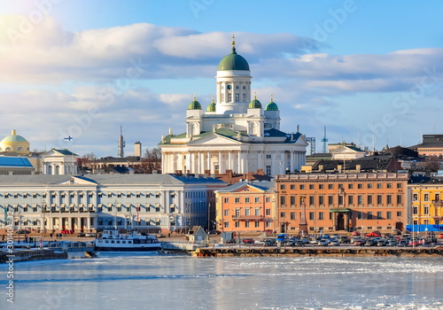 Fotografía Helsinki Cathedral and market square in winter, Finland