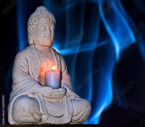 buda de piedra con un fondo con humo