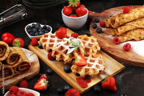 Cuadros en Lienzo Traditional belgian waffles with fresh blueberries, sugar and raspberries on rus