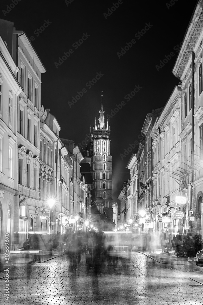 Bazylika Mariacka w Krakowie nocą z turystami na ulicy - obrazy, fototapety, plakaty 