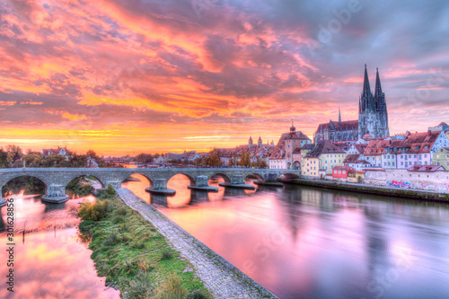 Cuadros en Lienzo Regensburg Bridge over the Danube River