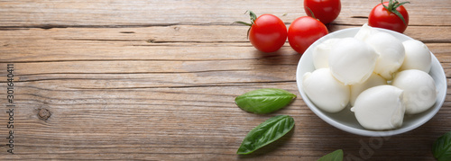 Fotomural Small mozzarella balls, cherry tomatoes and basil