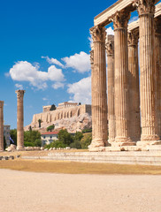 Fototapete - Temple of Zeus with Acropolis on the background in Athens, Greece on a bright day, ruins of classical greek architecture under blue sky in Autumn