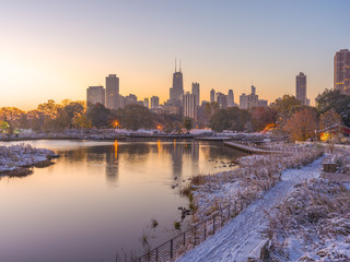 Fototapete - Chicago downtown skyline Lincoln Park sunrise morning pond snow