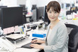 © taka - パソコンを使うビジネスウーマン