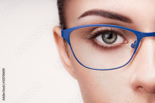 Cuadros en Lienzo Female eye with long eyelashes in eyeglasses