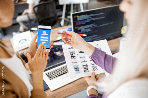 Fotografía Developers or web designers developing mobile application for banking in the off