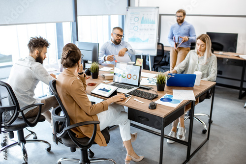 Fotomural Group of diverse colleagues working in the modern office, having discussion or s
