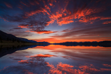 Beautiful views of the lake and the reflection of the sunset sky.