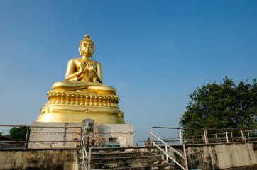 golden buddha statue