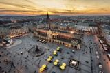 Rynek Główny w Krakowie podczas zachodu słońca, Sukiennice i Ratusz w tle,   Polska