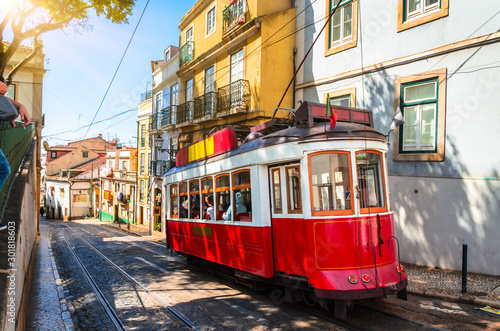 Dekoracja na wymiar  slynny-zabytkowy-tramwaj-na-ulicy-alfama-lizbona-portugalia