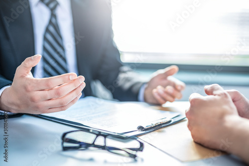 Fotomural Business people negotiating a contract.
