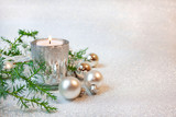 Fototapeta  -  Srebrne bożonarodzeniowe tło ze świecą, bombkami i gałązkami jałowca