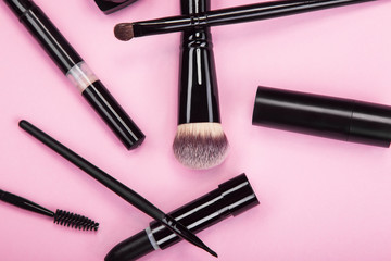 Set of brushes and cosmetic products