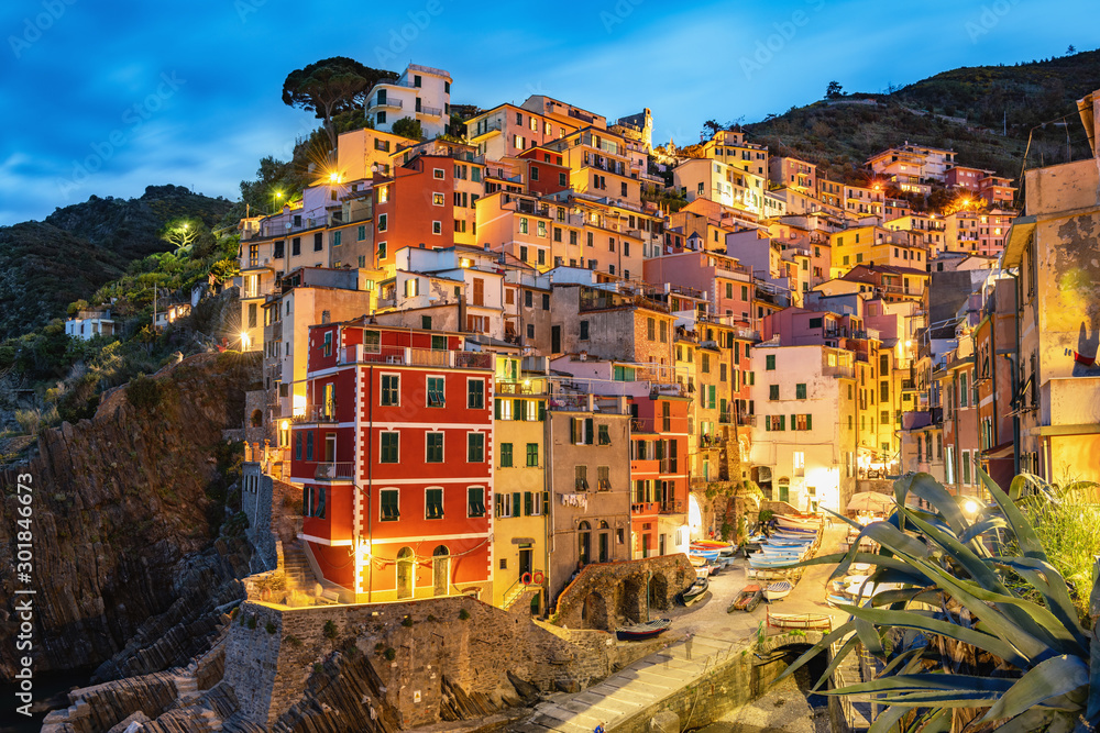 Rio Maggiore nocą, Cinque Terre, Liguria, La Spezia, Włochy - obrazy, fototapety, plakaty 