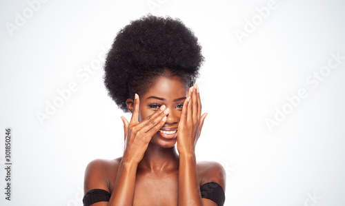 Fotomural Smiling Afro Model in Beauty Concept Covering Face With Hands.