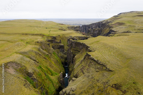 Cuadros en Lienzo Aerial icelandic landscape: Fjadrargljufur canyon from above