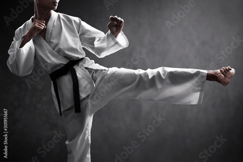 Dekoracja na wymiar  zawodnik-karate-sztuk-walki-na-ciemnym-tle