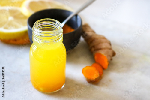 Fotomural Close up of Turmeric (curcuma) shot on a marble board