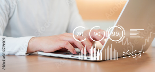 Fotografía close up businessman typing on laptop to working about planning business strateg