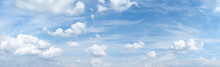 Hellblauer Himmel Mit Schöner Romantischer Wolkenlandschaft - Panorama