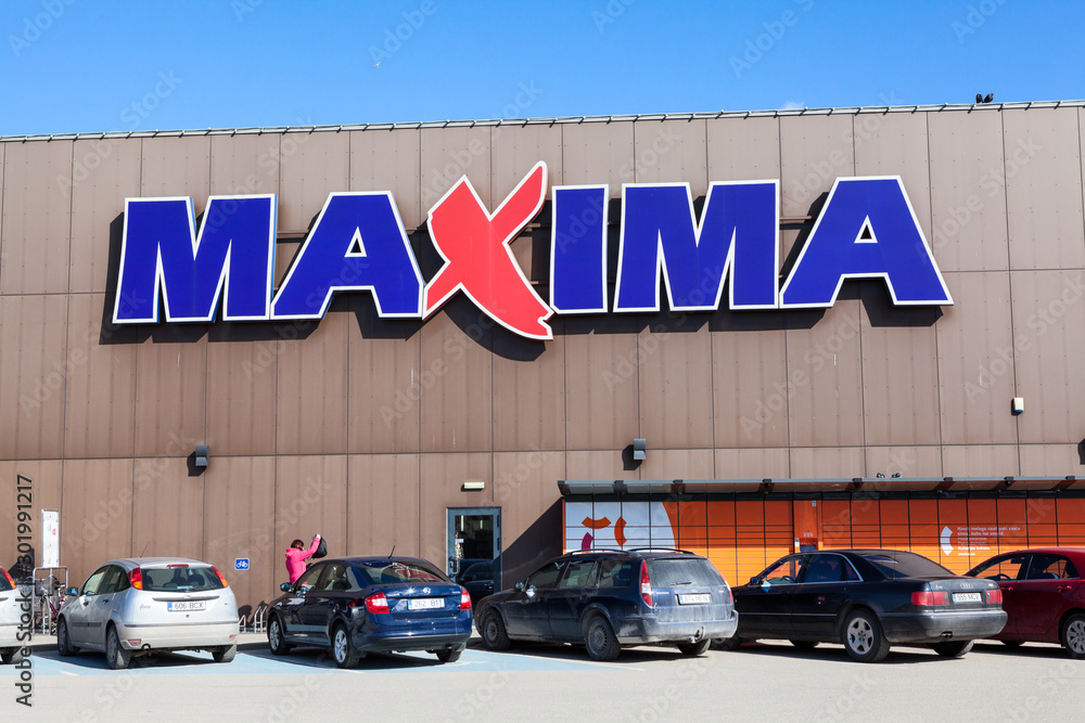 Foto Building of supermarket Maxima XX is in center of city. Main ...